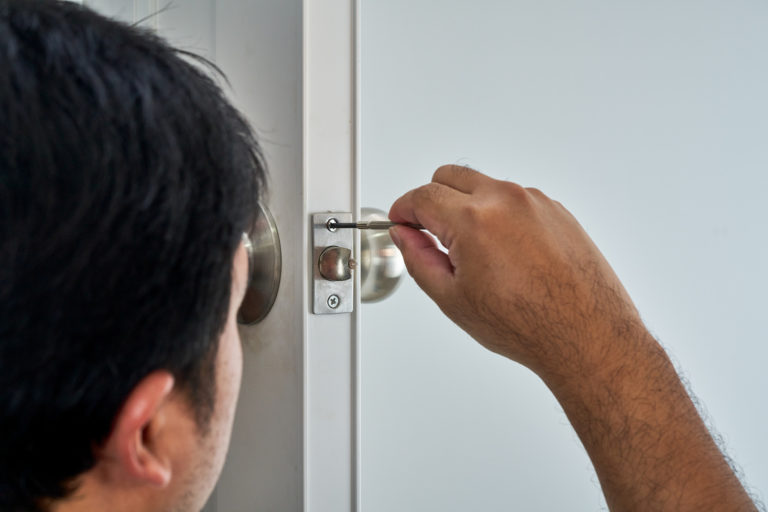 fixing door lock locksmith in cape coral, fl